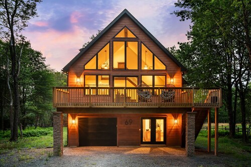 Cozy Pocono Chalet  Hot Tub, Fireplace, Near Ski Resorts & Lake Access