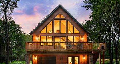 Cozy Pocono Chalet Hot Tub, Fireplace, Near Ski Resorts & Lake Access