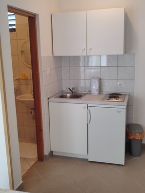 Kühlschrank, Herdplatte, Toaster, Kochgeschirr/Geschirr/Besteck