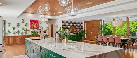 Een koelkast, een magnetron, een oven, een kookplaat