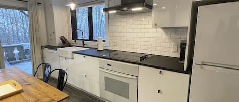 Refrigerador, microondas, horno y parrilla de estufa