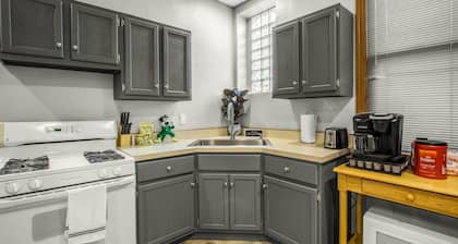 15 Min from Campus! Large 4BR Perfect for Groups!
