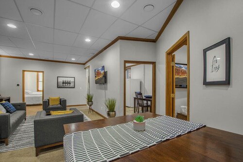 15 Min from Campus! Large 4BR Perfect for Groups!