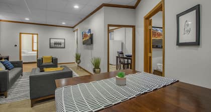 15 Min from Campus! Large 4BR Perfect for Groups!