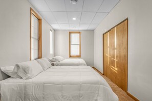 4 bedrooms, iron/ironing board, WiFi, bed sheets - 15 Min from Campus! Large 4BR Perfect for Groups! (Mishawaka)