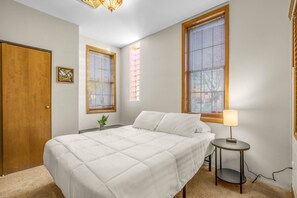 4 bedrooms, iron/ironing board, WiFi, bed sheets - 15 Min from Campus! Large 4BR Perfect for Groups! (Mishawaka)