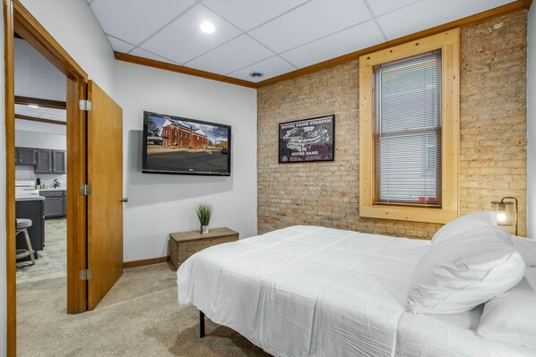 4 bedrooms, iron/ironing board, WiFi, bed sheets