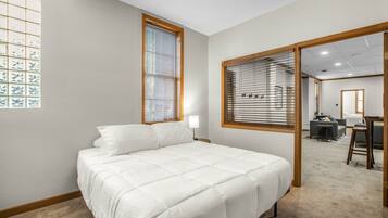 4 bedrooms, iron/ironing board, WiFi, bed sheets