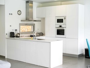 Kühlschrank, Mikrowelle, Ofen, Geschirrspüler