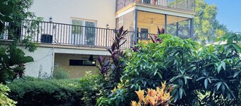 Cheerful 3 Bedroom Home- 5 minutes from 2 beaches!
