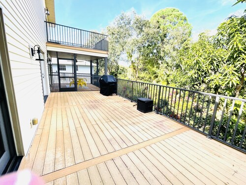 Cheerful 3 Bedroom Home- 5 minutes from 2 beaches!