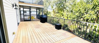 Cheerful 3 Bedroom Home- 5 minutes from 2 beaches!