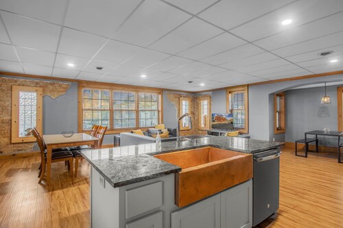 15 Min from Campus! Large 2BR Perfect for Groups!