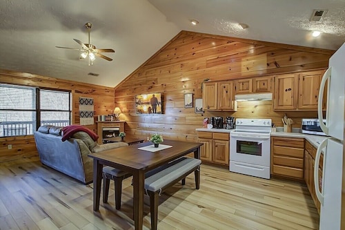 It's Fall Y'all! Beautiful Cabin! Hot Tub! Pets!
