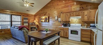 It's Fall Y'all! Beautiful Cabin! Hot Tub! Pets!