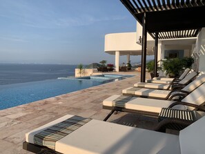 Alberca al aire libre y alberca climatizada