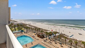 Ein Strandhotel mit Poolbereich, Zugang zum Strand und Meerblick.