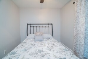 3 makuuhuonetta, silitysrauta/-lauta, ilmainen Wi-Fi, vuodevaatteet