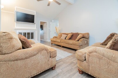 Lovely 3 bedroom house close to great shopping and dining.