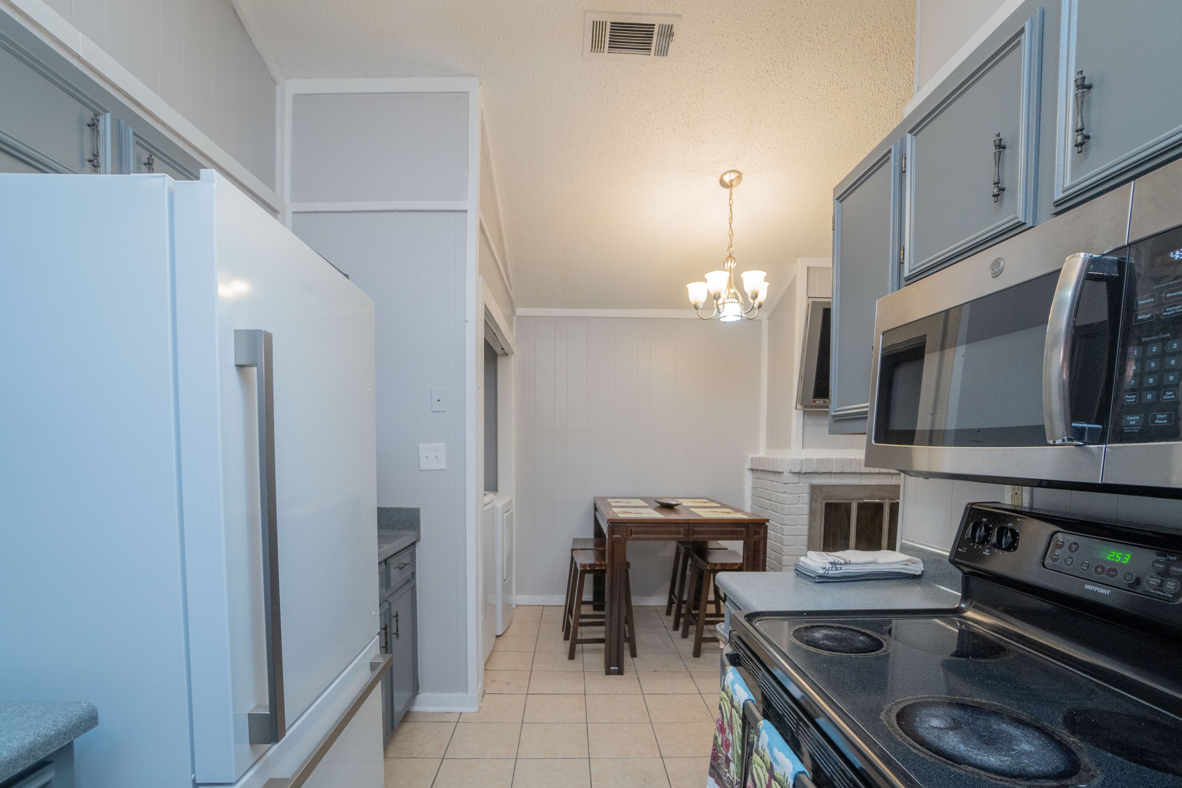 Jääkaappi, mikroaaltouuni, uuni, liesi