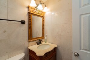 Hiustenkuivaaja, pyyhkeet, vessapaperi