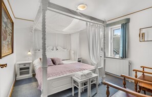 11 bedrooms, travel cot, free WiFi, bed sheets