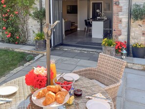 Outdoor dining - 2 bedroom accommodation in Babcary (Babcary)