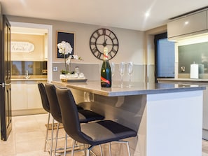 Bar (on property) - 2 bedroom accommodation in Babcary (Babcary)