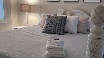 4 bedrooms, desk, iron/ironing board, travel crib