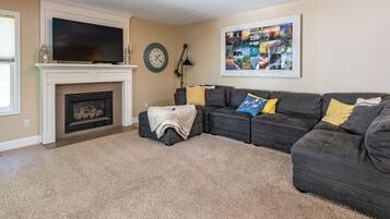 Smart-TV, Kamin, Arbeitsbereiche, Computerbildschirme