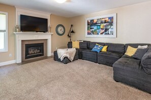 Älytelevisio, takka, työhuone, tietokoneen näyttö