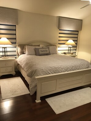 2 habitaciones, escritorio y tabla de planchar con plancha 