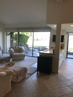 Smart TV, chimenea, libros y impresora 