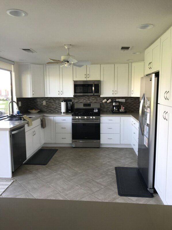 Refrigerador, microondas, horno y parrilla de estufa 