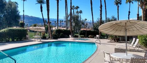 Utendørsbasseng og et oppvarmet basseng