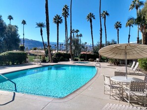 Alberca al aire libre y alberca climatizada