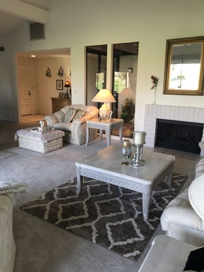 Smart TV, chimenea, libros y impresora 