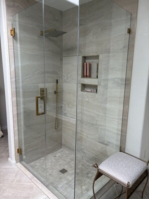 Dusche, Haartrockner, Handtücher, Seife