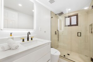 Regadera, secadora de cabello, toallas, jabón