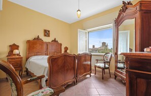 3 bedrooms, travel cot, free WiFi, bed sheets