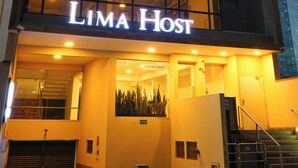 Un edificio moderno con el letrero "LIMA Host" en la entrada.