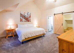 3 bedrooms, memory-foam beds, desk, iron/ironing board
