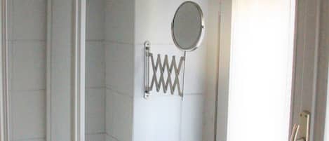 Douche, douche à « effet pluie », sÚche-cheveux, bidet