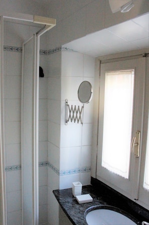 Shower, rainfall showerhead, hair dryer, bidet - B&B ROSSIEROSSI (Terni)