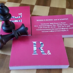 Two pink boxes with a chess piece and a letter 'R' on them.