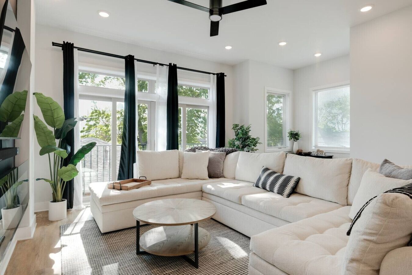 Smart TV, fireplace, stereo