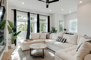 Smart TV y chimenea 
