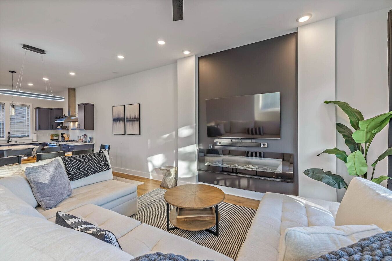 Smart TV, chimenea y estéreo 