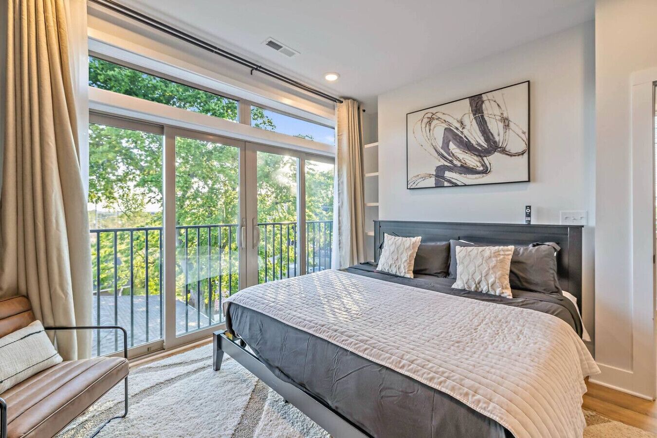 4 habitaciones, escritorio, tabla de planchar con plancha y wifi gratis 