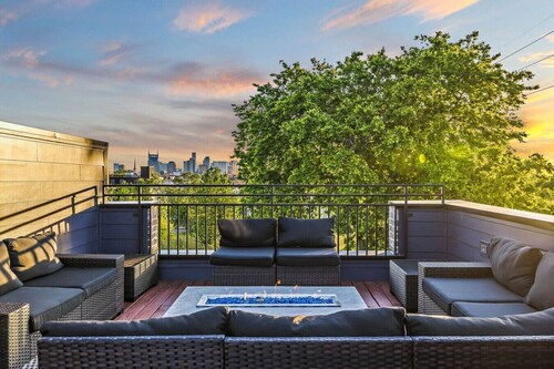 2mi to DT, 4 Private Rooms, Roof Deck Amazing View